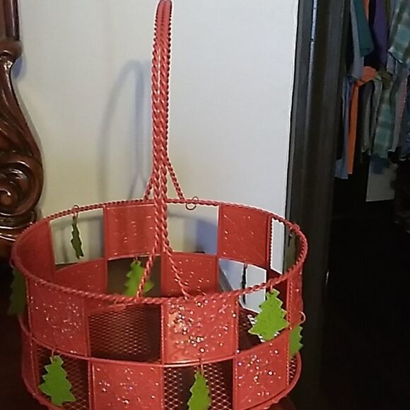 Metal Christmas Tree Basket - Picture 1 of 6